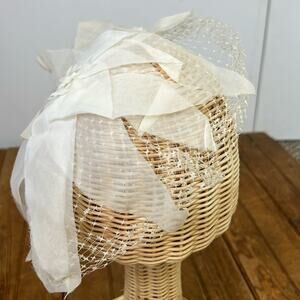 Women’s Vintage 1960’s Elegant white floral net head piece hat